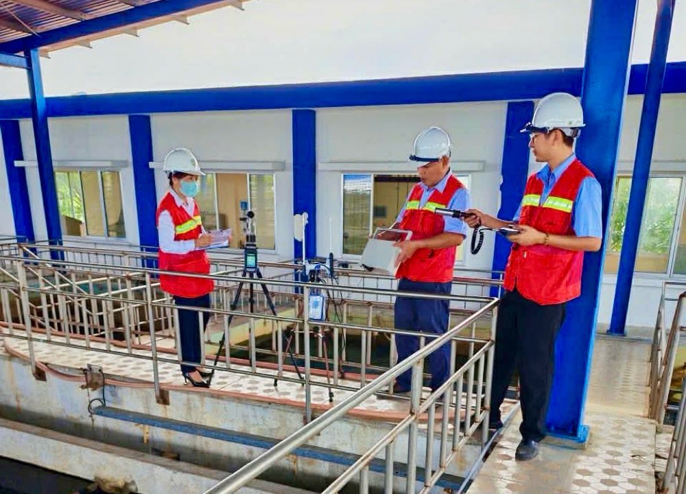 Thực hiện các biện pháp nâng cao môi trường làm việc an toàn, giảm nguy cơ bệnh nghề nghiệp cho công nhân. Ảnh: Duy Tuấn