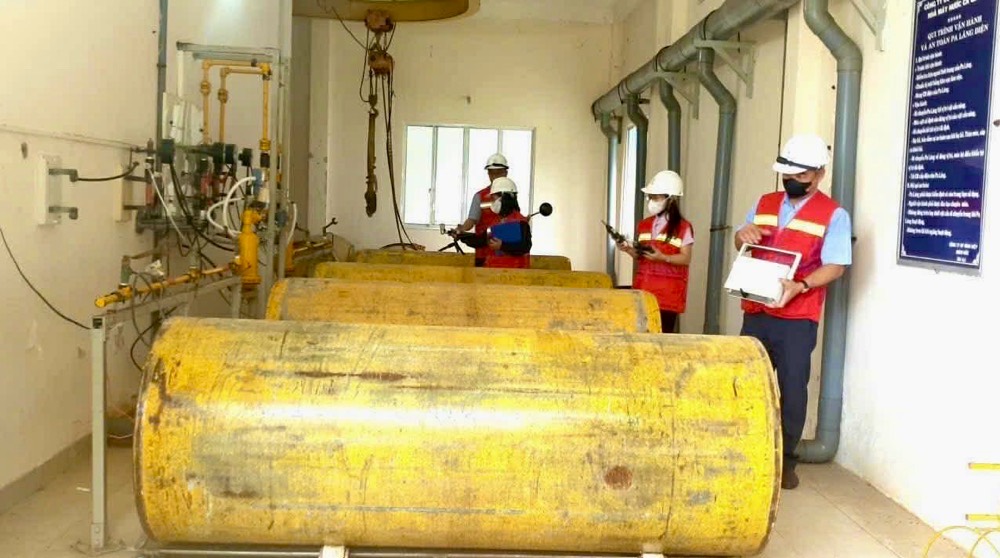 Giám sát môi trường lao động tại doanh nghiệp để đảm bảo sức khỏe cho công nhân. Ảnh: Phạm Duy