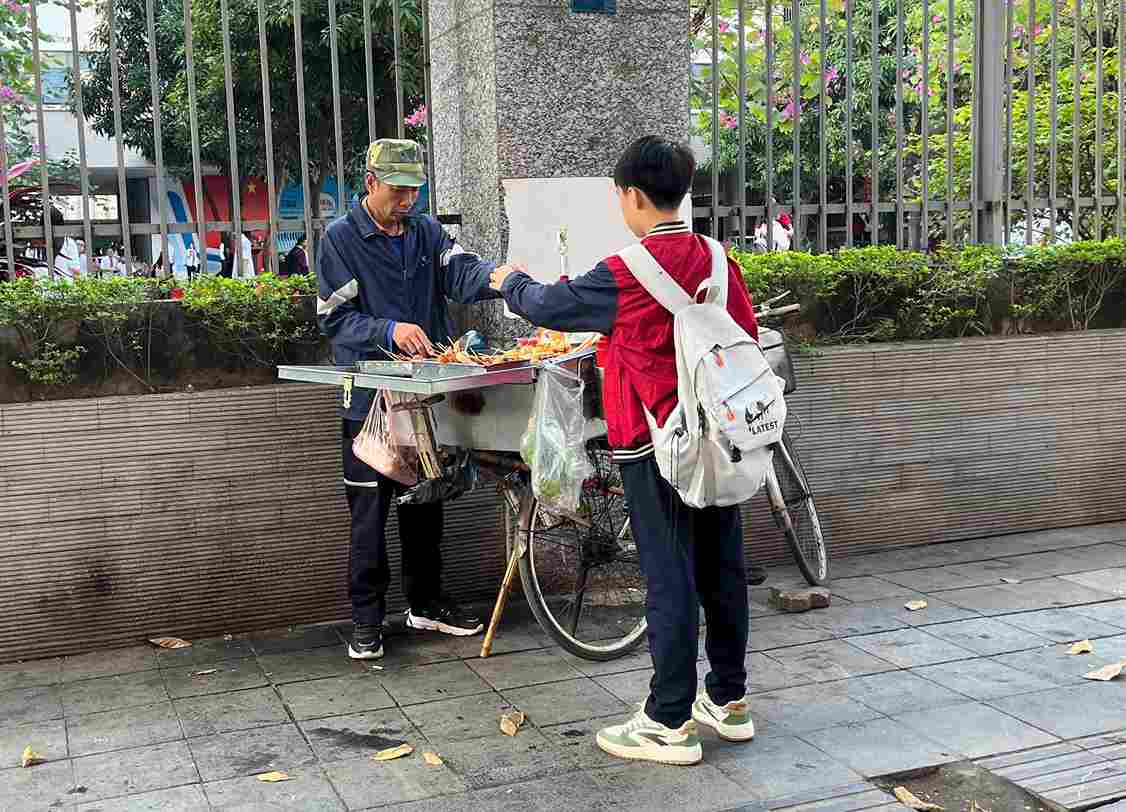 Các em học sinh nhanh chóng di chuyển ra “địa điểm quen thuộc” sau mỗi giờ học. Ảnh: Thúy Hiền