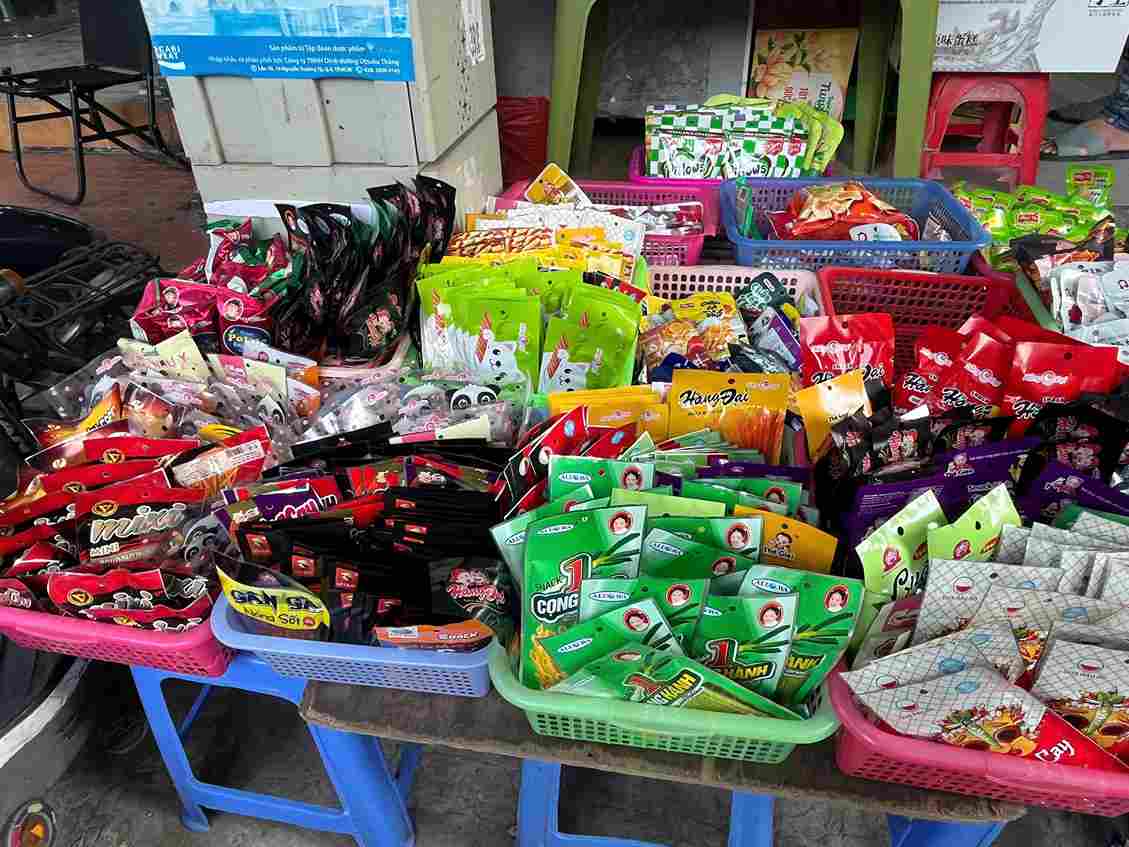 Quầy hàng với đa dạng mặt hàng, màu sắc bắt mắt rất thu hút các em học sinh. Ảnh: Thúy Hiền