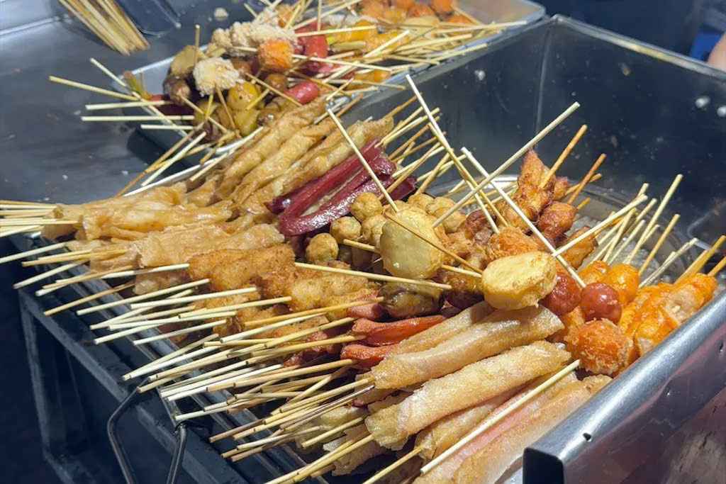 Món ăn “khoái khẩu” của học sinh cùng phần chế biến nhanh gọn với lớp dầu đen cặn. Ảnh: Thúy Hiền