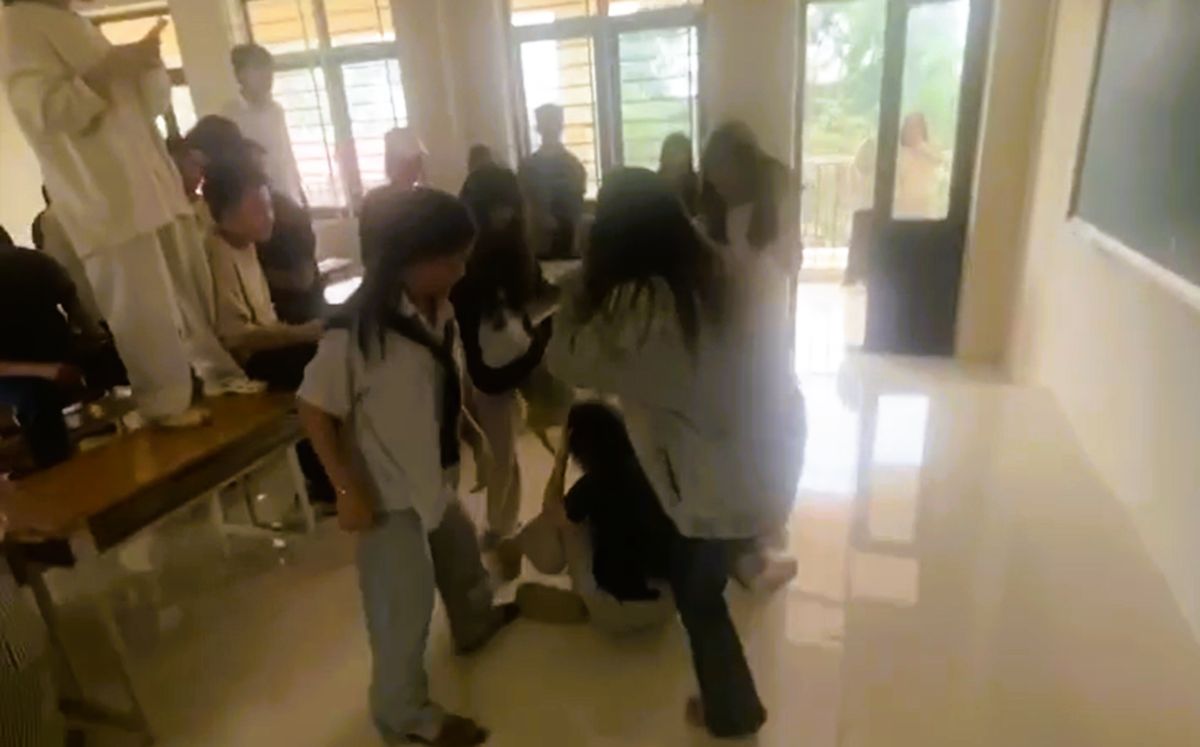 Cảnh nữ sinh bị đánh hội đồng ngay tại lớp học. Ảnh: Cắt từ clip gia đình cung cấp