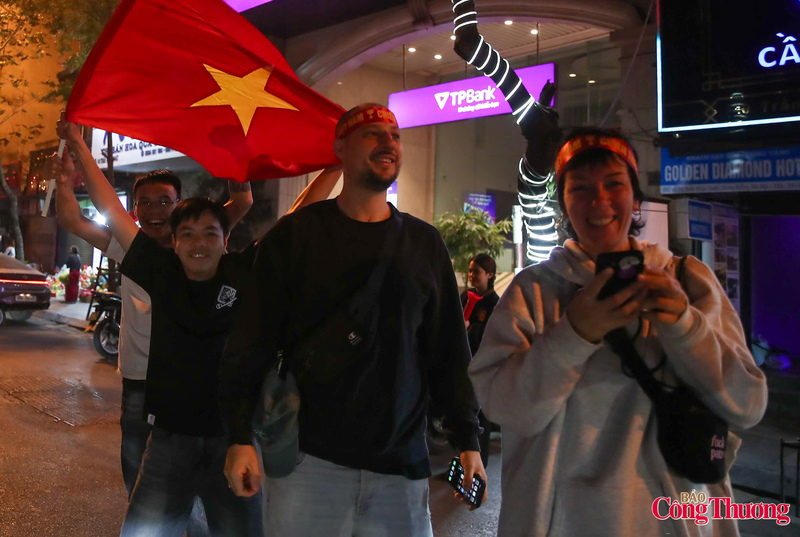 Du khách nước ngoài cũng hoà trung không khí náo nhiệt của thủ đô Hà Nội.