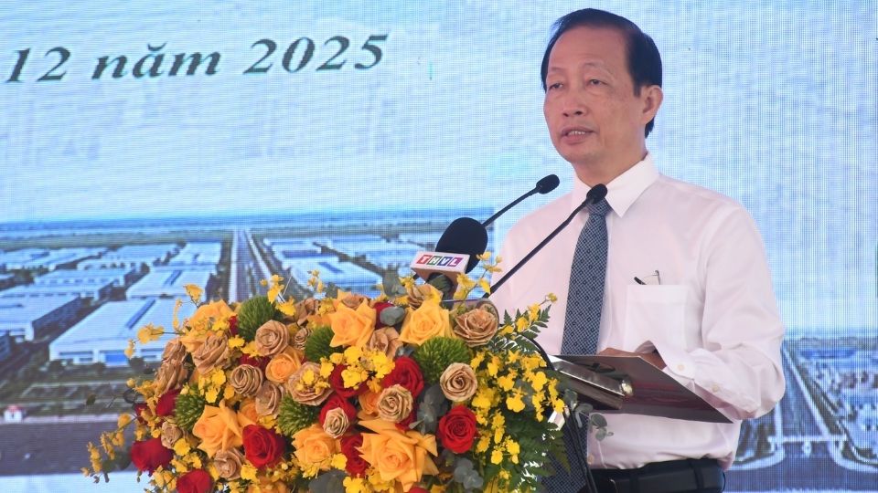 Ông Nguyễn Trúc Sơn - Phó Chủ tịch UBND tỉnh phát biểu tại buổi khánh thành hạ tầng Khu công nghiệp Phú Thuận. Ảnh: Hoàng Lộc