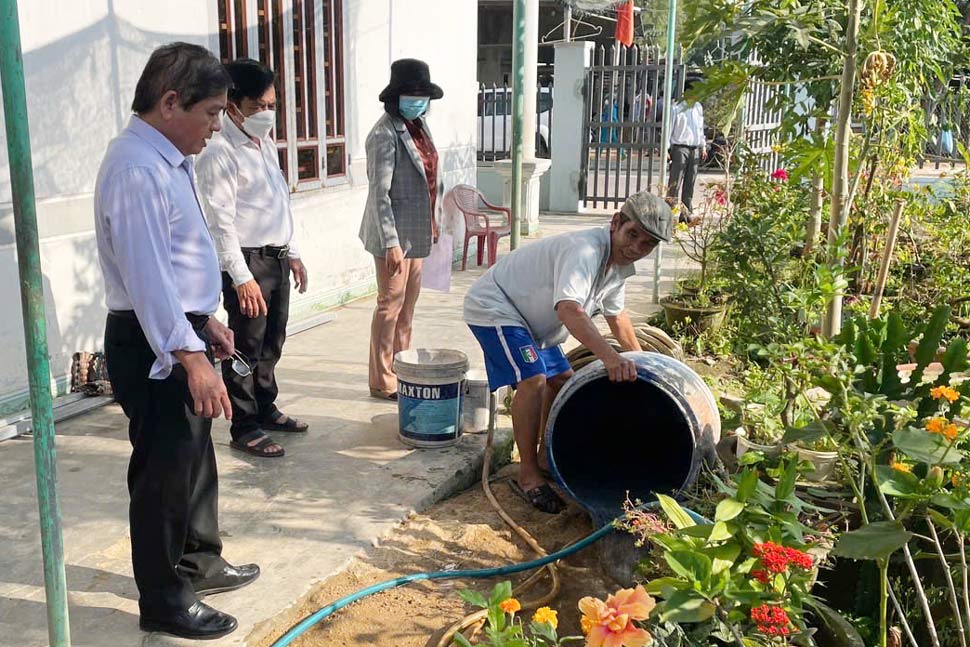 Cán bộ y tế tuyên truyền người dân thực hiện các biện pháp vệ sinh môi trường. Ảnh: Sở Y tế