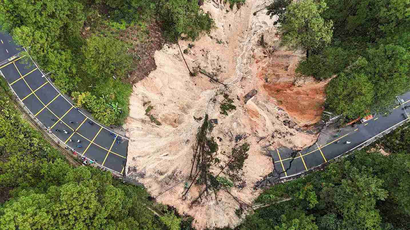 Mưa lớn kéo dày khiến đèo Mimosa trên Quốc lộ 20 - cửa ngõ vào Đà Lạt bị sạt lở nghiêm trọng gây thiệt hại nặng nề. Ảnh: Phúc Khánh