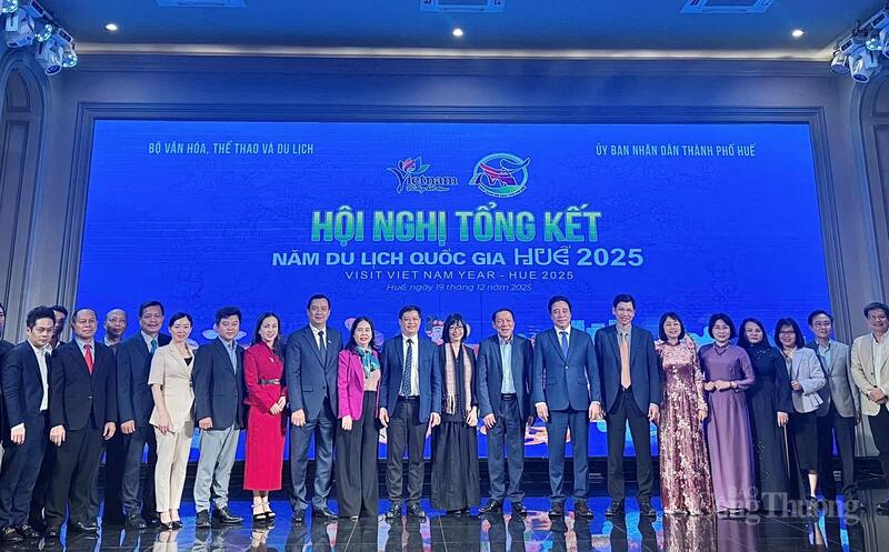 Các đại biểu tỉnh Gia Lai chụp hình lưu niệm tại Hội nghị tổng kết Năm Du lịch quốc gia 2025. Ảnh: Huy Phúc