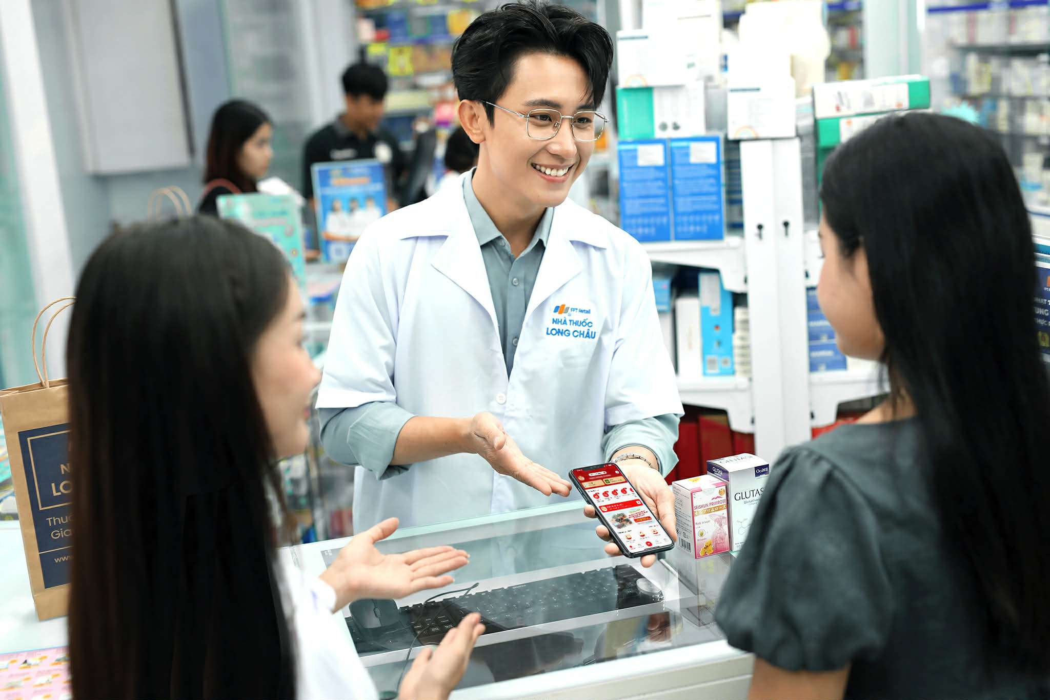 Người dân có thể dễ dàng mua thuốc từ Nhà thuốc Long Châu qua VNeID - Ảnh: H.H