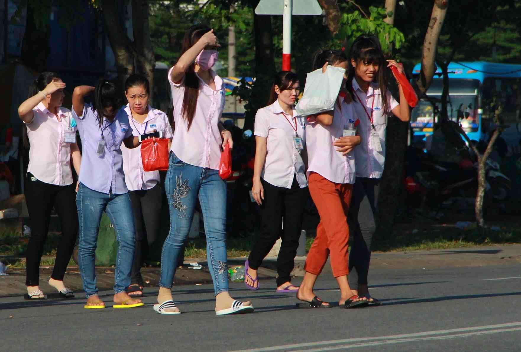 Việc công ty ra thông báo ngừng hoạt động khiến công nhân hụt hẫng. Ảnh: Đình Trọng