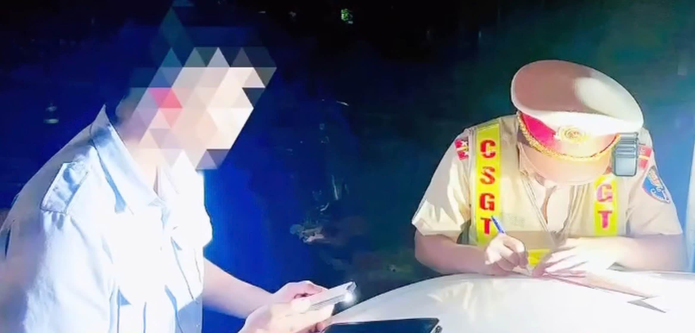 Đội CSGT đường bộ số 2 lập biên bản xử phạt tài xế điều khiển xe cứu thương về hành vi điều khiển xe được quyền ưu tiên sử dụng thiết bị phát tín hiệu ưu tiên không đúng quy định. Ảnh: Phòng CSGT Đồng Nai