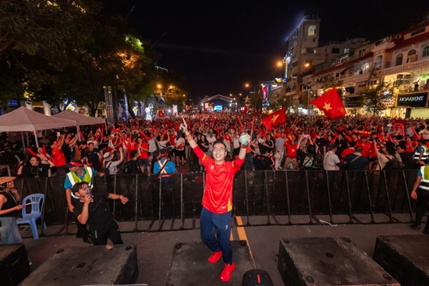 Tại Đại hội xem bóng đá ngoài trời cùng Bia Saigon, mọi khoảng cách được xóa nhòa - tất cùng tỏa chung nhịp đập tự hào, tiếp lửa cho U22 Việt Nam tại SEA Games 33. Ảnh: SABECO