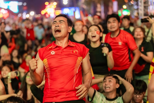 Từ online đến offline, Bia Saigon kết nối người hâm mộ trên khắp mọi miền qua hoạt động dự đoán tỉ số trên Zalo, biến tương tác số thành những khoảnh khắc cổ vũ đầy cảm xúc. Ảnh: SABECO