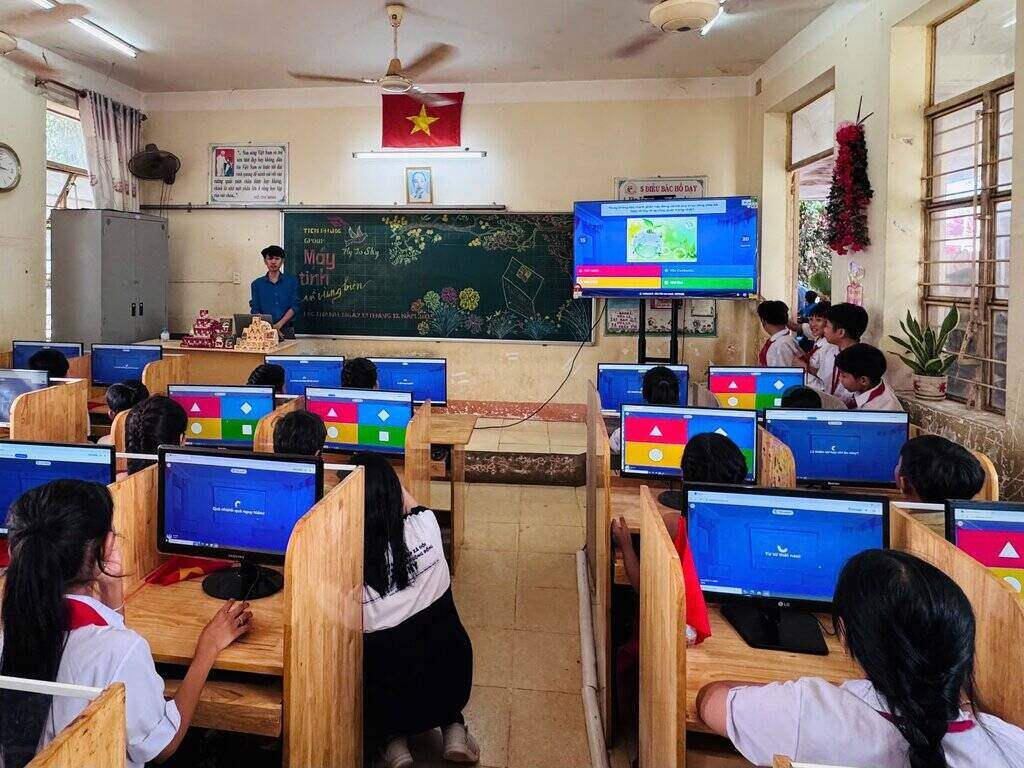 Học sinh hào hứng trải nghiệm máy tính và theo dõi kết quả ngay trên màn hình TV 65inch.