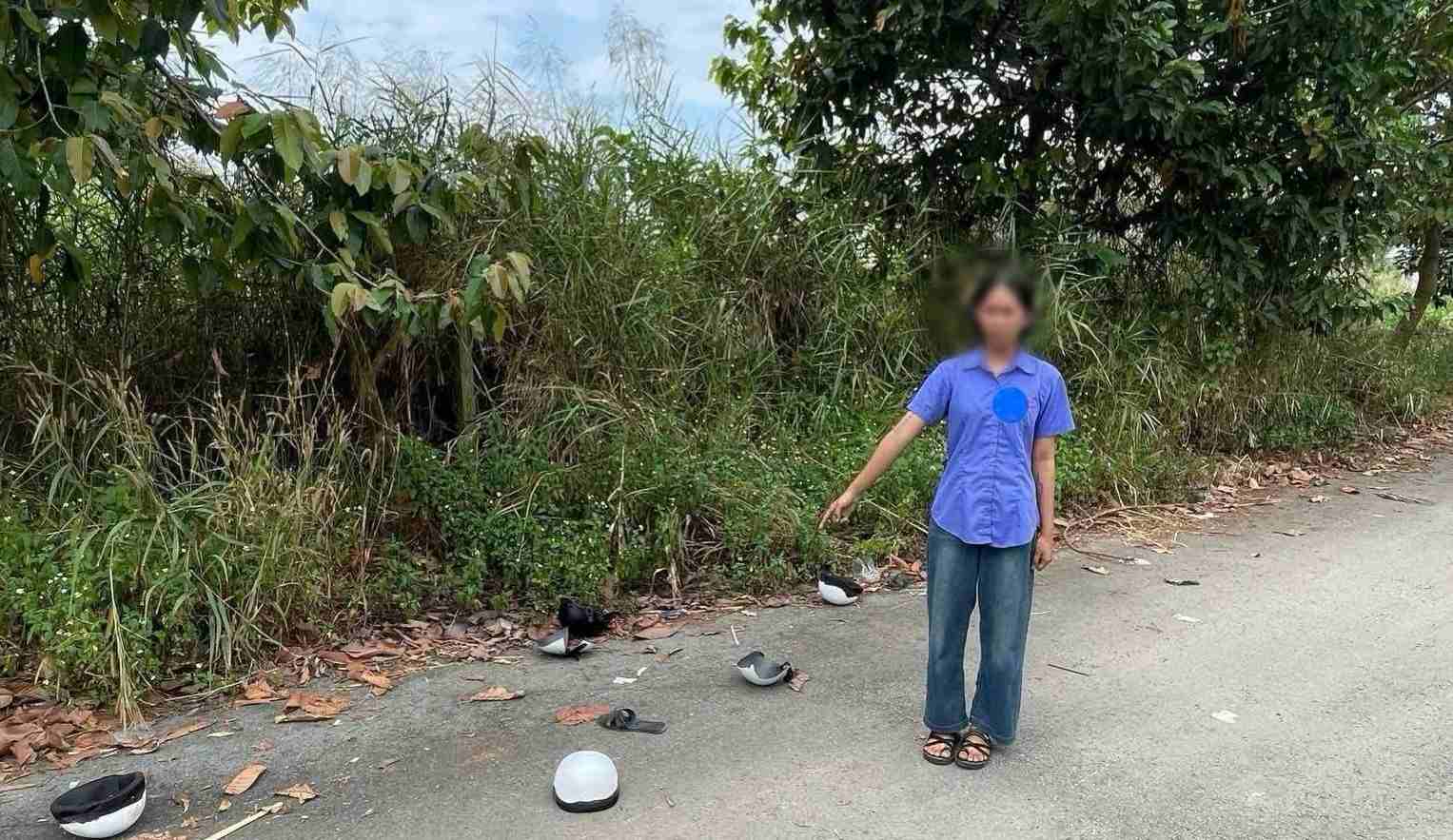 Đối tượng chỉ tay vào hiện trường xảy ra vụ hỗn chiến. Ảnh Công an xã Phú Hòa Đông