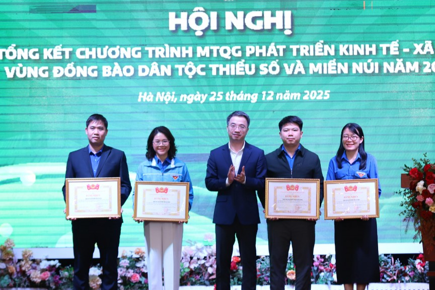 Bí thư Trung ương Đoàn, Chủ tịch Trung ương Hội LHTN Việt Nam Nguyễn Tường Lâm trao Bằng khen đến các tập thể xuất sắc