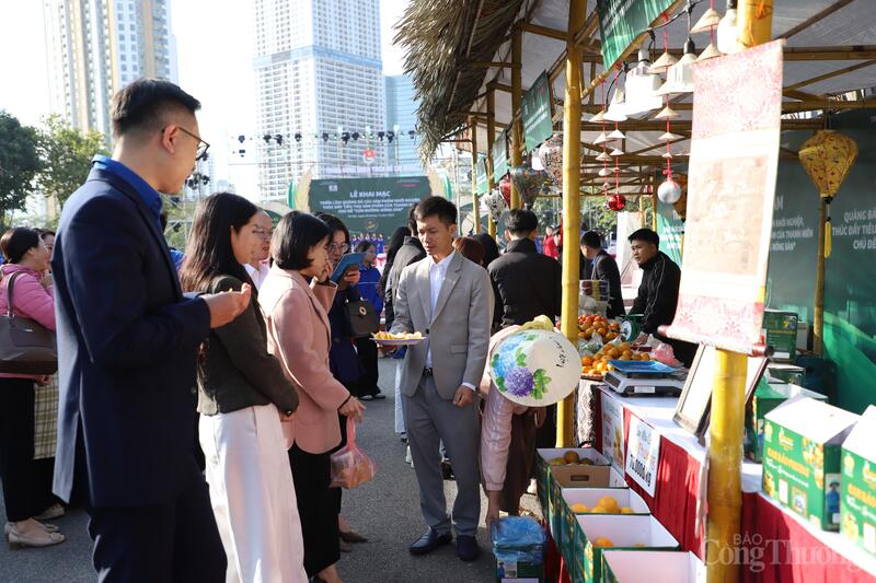 Các gian hàng trưng bày đa dạng các sản phẩm khởi nghiệp, sản phẩm nông nghiệp sạch.