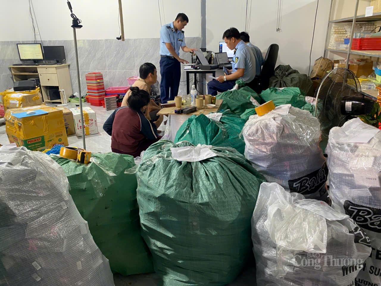 Lực lượng quản lý thị trường tỉnh Khánh Hòa kiểm tra tại một hộ kinh doanh online. Ảnh: Lê Sơn