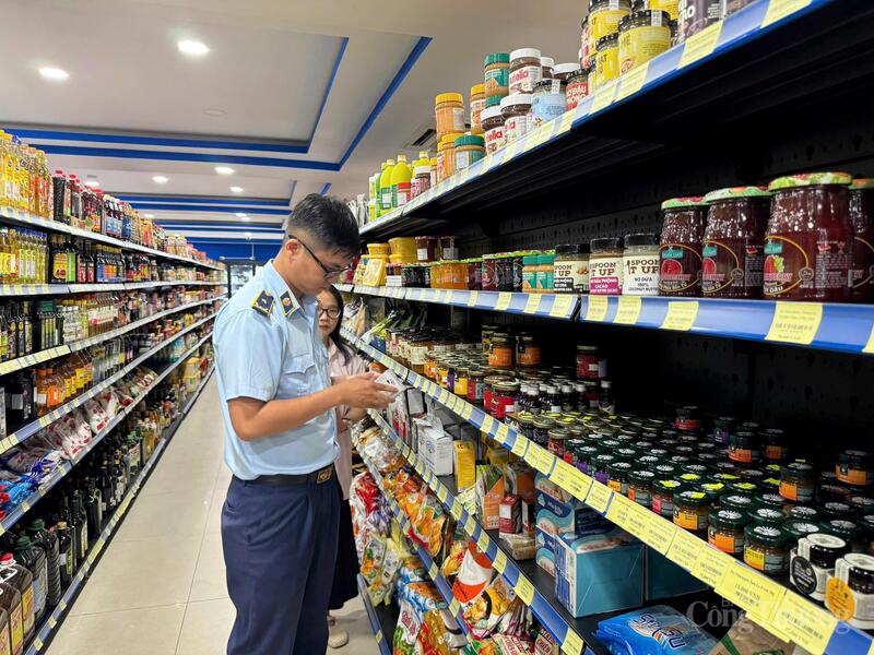 Lực lượng quản lý thị trường tỉnh Khánh Hòa kiểm tra nguồn gốc xuất xứ sản phẩm tại một siêu thị trên địa bàn. Ảnh: Lê Sơn