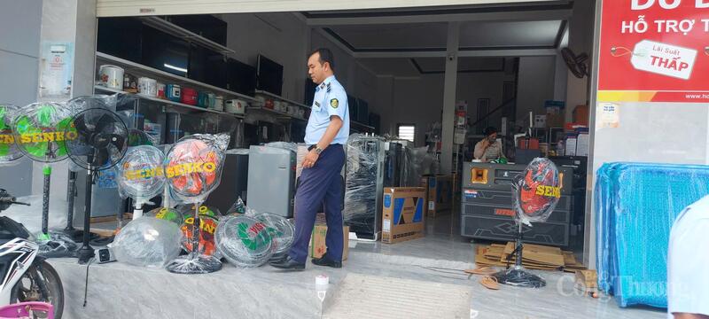 Lực lượng quản lý thị trường tỉnh Khánh Hòa kiểm tra tại một cơ sở bán đồ điện trên địa bàn tỉnh. Ảnh: Lê Sơn