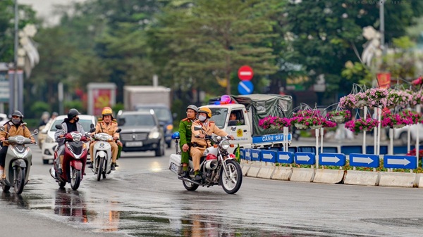CSGT tuần tra các nút giao trọng điểm, phòng ngừa ùn tắc giao thông. Ảnh: Trung Nguyên
