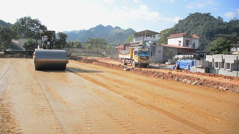 Các công nhân cùng trang thiết bị máy móc được huy động triển khai dự án. Ảnh: Việt Bắc