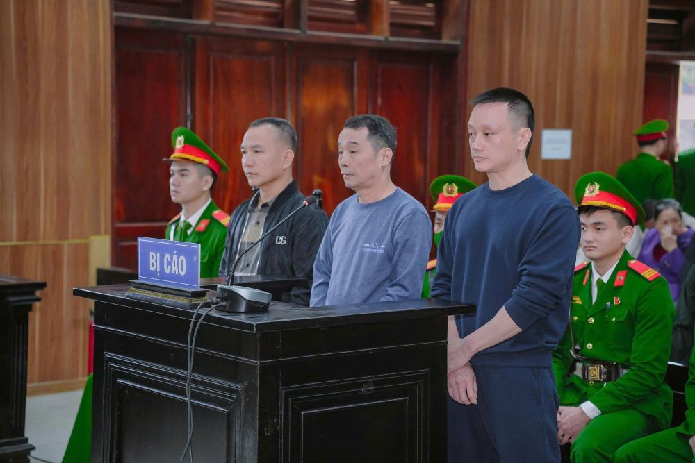 Nguyễn Văn Vi (ngoài cùng bên phải ảnh) và 2 bị cáo Hoàng Nam Liên, Lê Cao Tâm tại phiên xét xử. Ảnh: Minh Hoàng