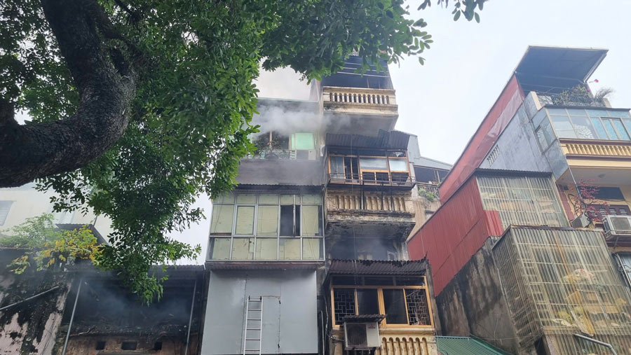 Đến khoảng 10h, khói vẫn bốc ra âm ỉ, vẫn có lửa ở bên trong tầng 3 căn nhà. Ảnh: Tô Thế