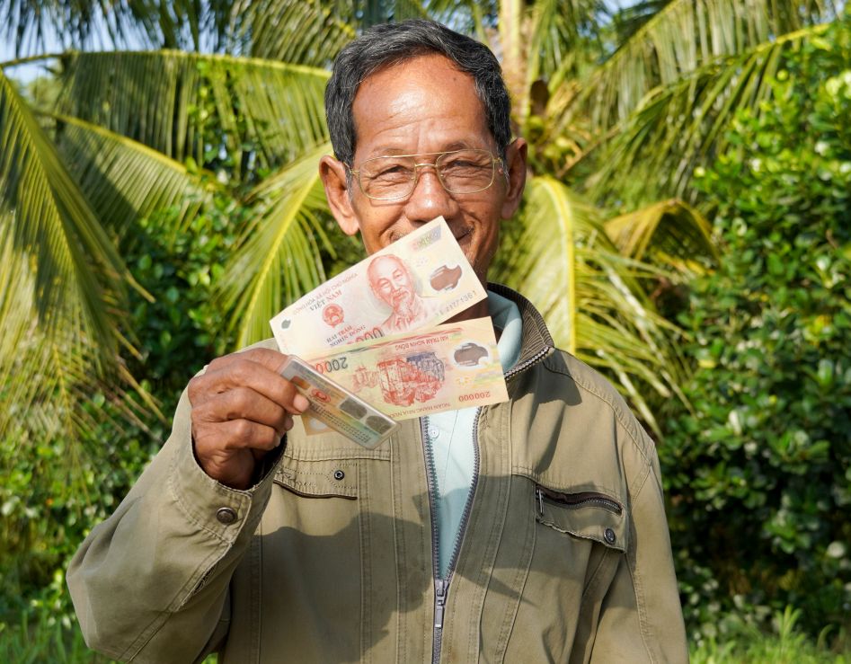 Ông Trà Sen vui mừng khi nhận quà của Đảng, Nhà  nước là 400.000 đồng tiền mặt vào sáng 31.12. Ảnh: Phương Anh