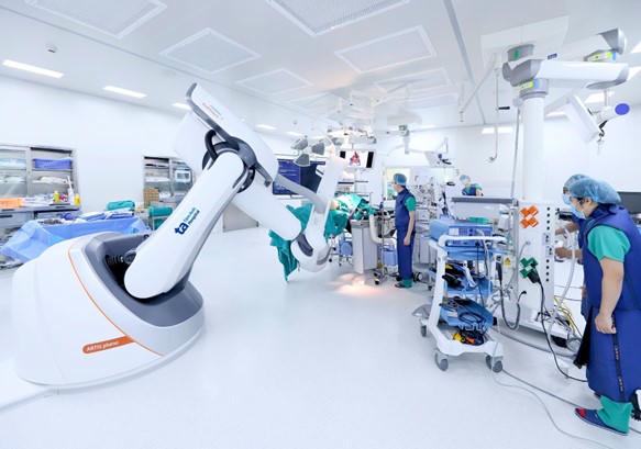 Bệnh viện Đa khoa Tâm Anh đầu tư phòng mổ Hybrid “siêu hiện đại” với Robot Artis Pheno hỗ trợ bác sĩ thực hiện các ca can thiệp, phẫu thuật phức tạp. Ảnh: BVĐK Tâm Anh.