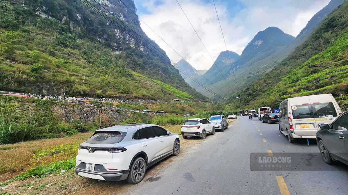 Hàng dài xe đỗ kín 2 bên đường tại khu vực dốc Thẩm Mã, xã Phố Cáo. Ảnh: Việt Bắc.