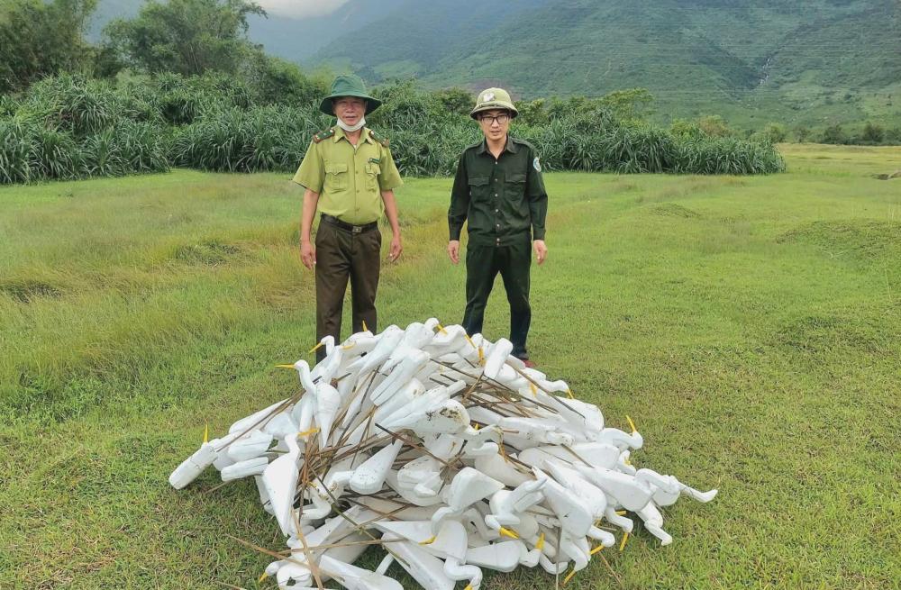 Số cò giả phục vụ bẫy chim bị thu giữ không ngừng tăng qua các đợt.