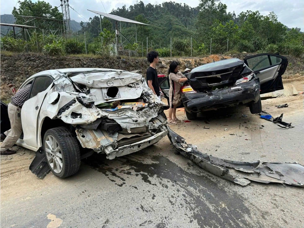 Các phương tiện đi cùng chiều va chạm liên hoàn.