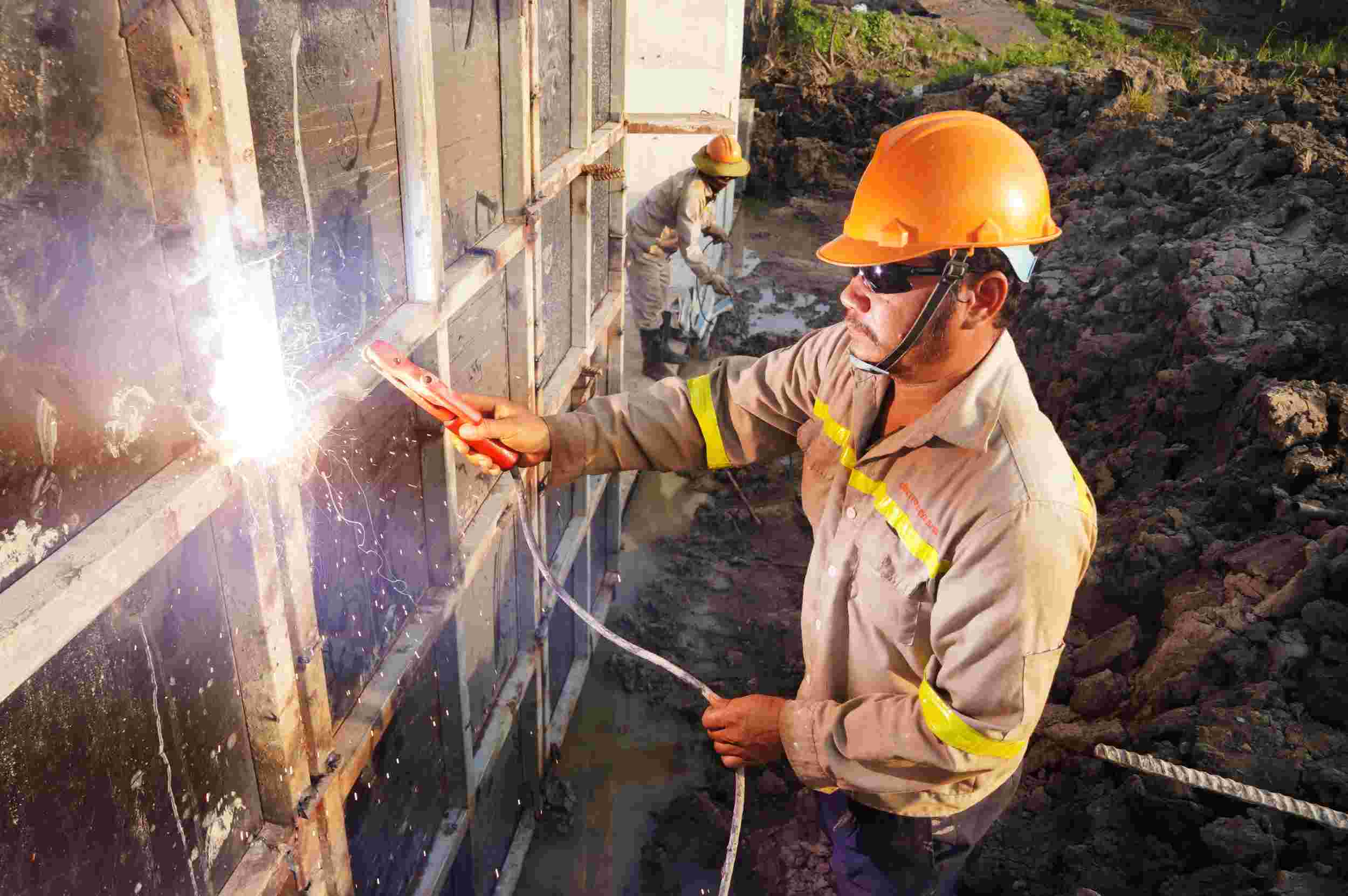 Công nhân thi công cao tốc Châu Đốc - Cần Thơ - Sóc Trăng. Ảnh: Tạ Quang