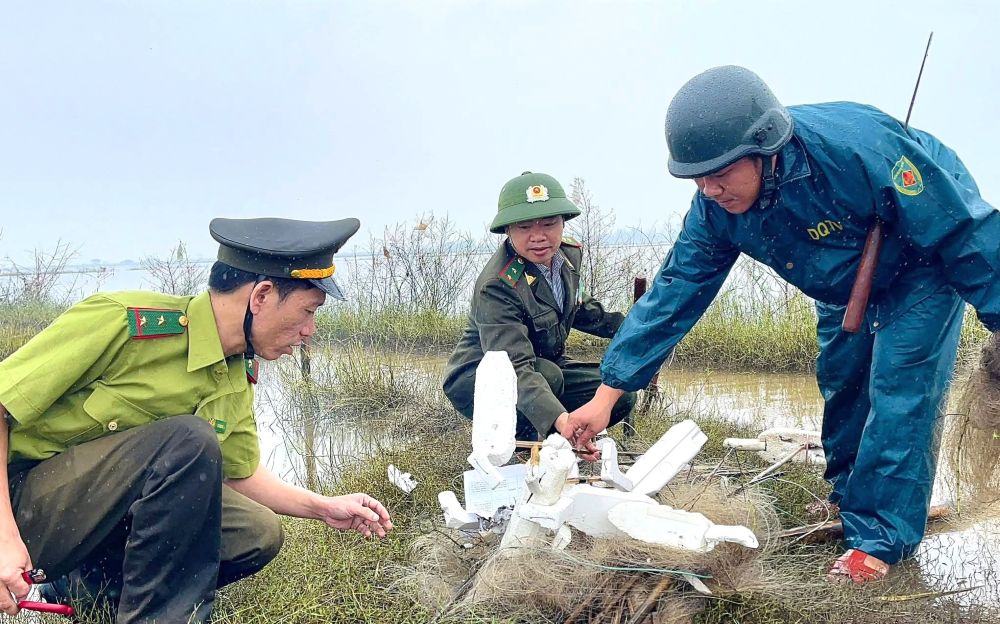 Những mô hình cò làm từ xốp được cắm dày đặc, xung quanh là hàng loạt que nhựa phủ keo dính, sẵn sàng “khóa chặt” chim trời khi chúng hạ cánh.