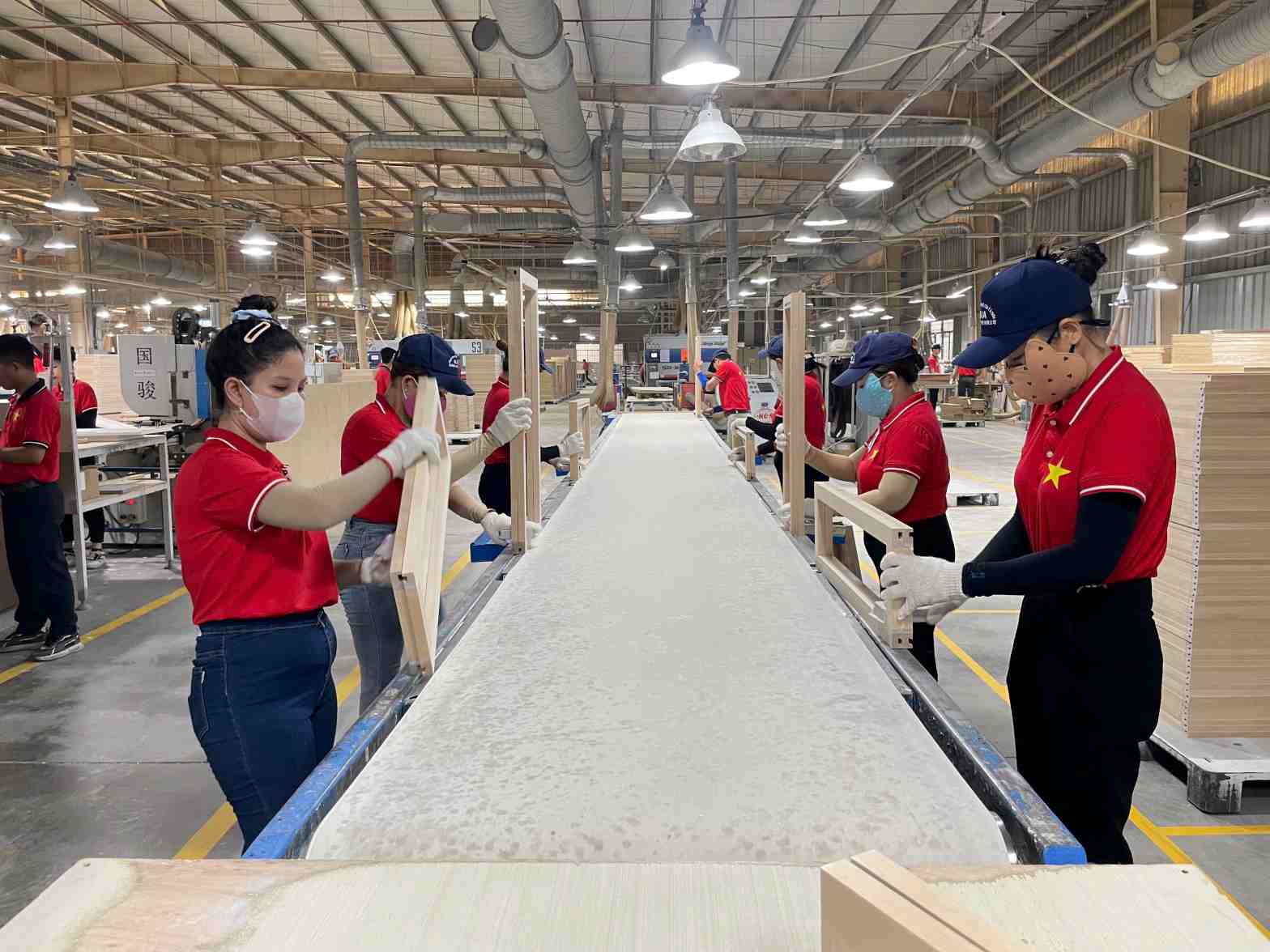 Mỗi người lao động được tăng lương thêm 250.000/tháng. Ảnh: Ảnh: Đình Trọng