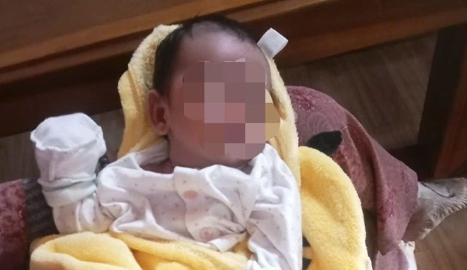 Bé trai bị bỏ rơi trong đêm rét kèm sữa và 255 nghìn đồng