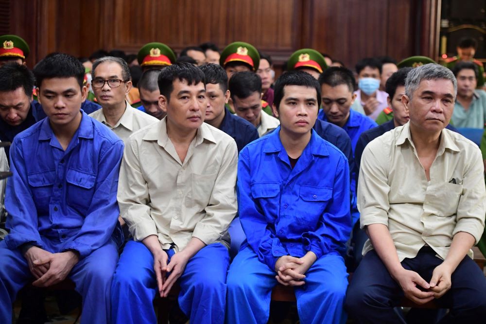 Các bị cáo trong vụ án đăng kiểm tại phiên tòa. Ảnh: Anh Tú