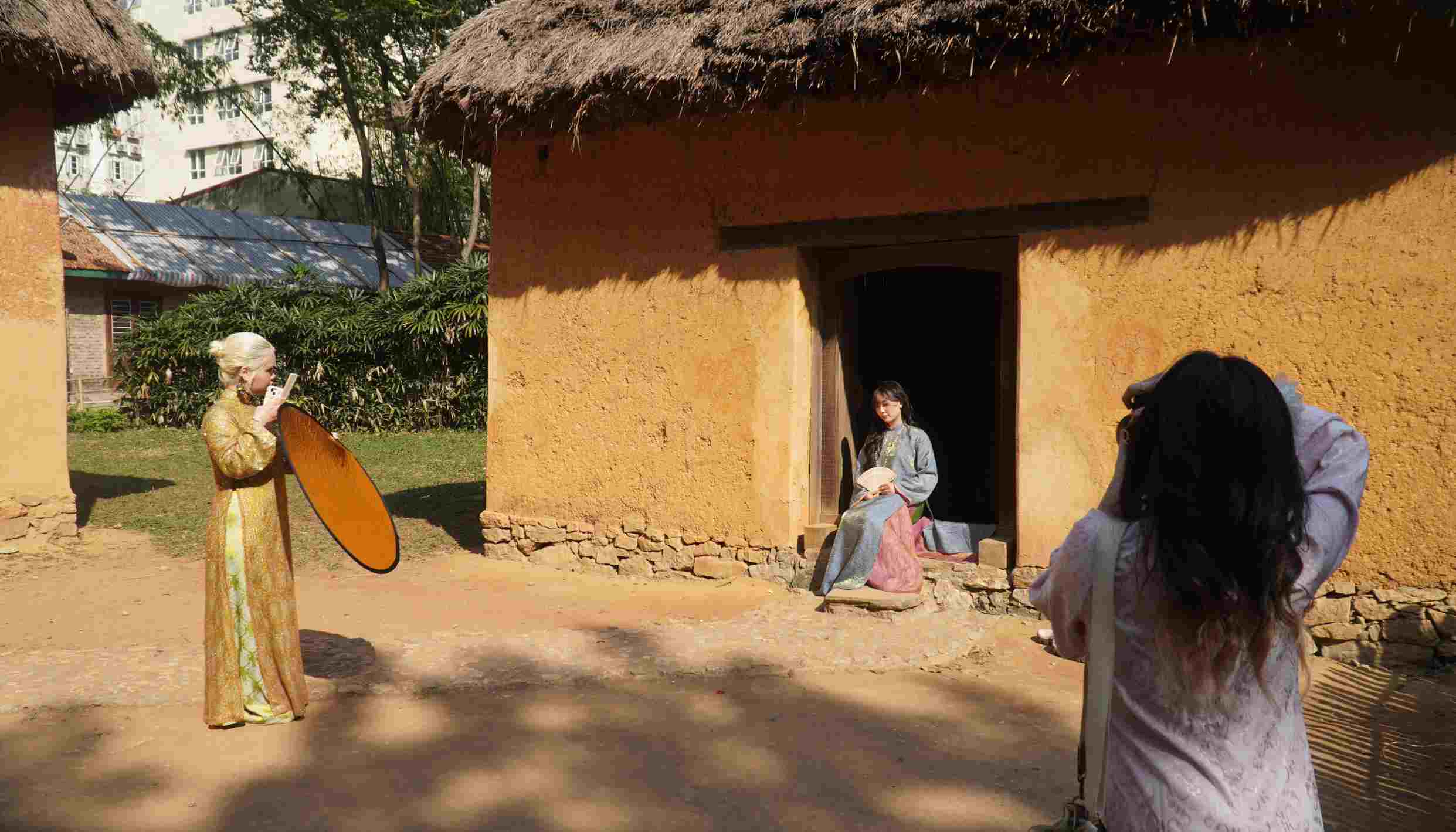 Nhóm bạn trẻ ghi lại khoảnh khắc đầu xuân bên không gian nhà truyền thống. Ảnh: Minh Vũ.