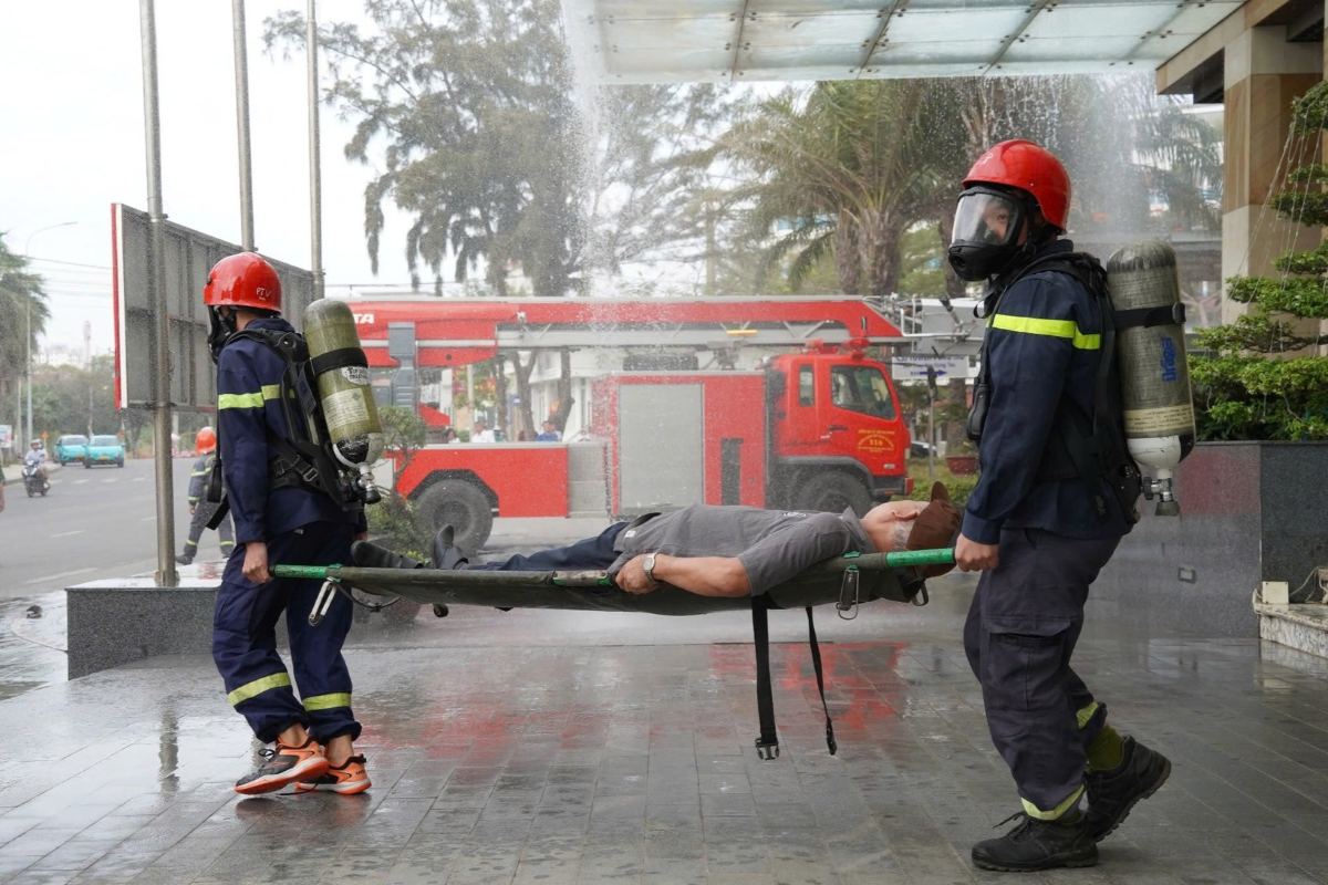 Đưa người bị nạn thoát ra khỏi vụ cháy trong tình huống giả định. Ảnh: CĐDIC