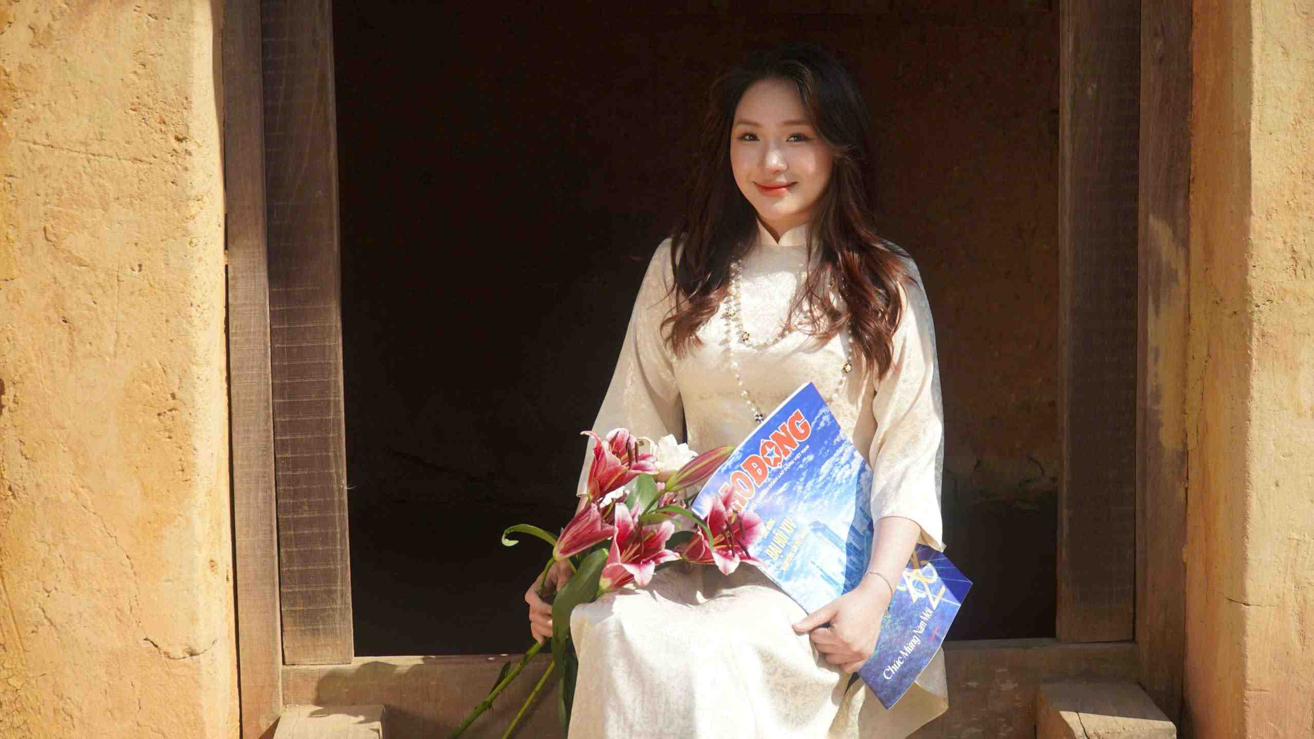 Bạn Ngọc Hoa trong trang phục áo dài truyền thống ghi lại khoảnh khắc đầu xuân. Ảnh: Minh Vũ.