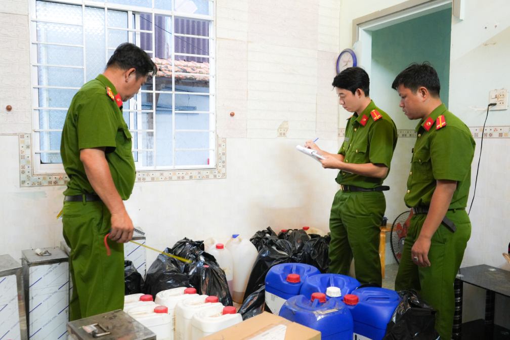 Lực lượng Công an khám xét, kiểm đếm số tang vật. Ảnh: Công an Cần Thơ