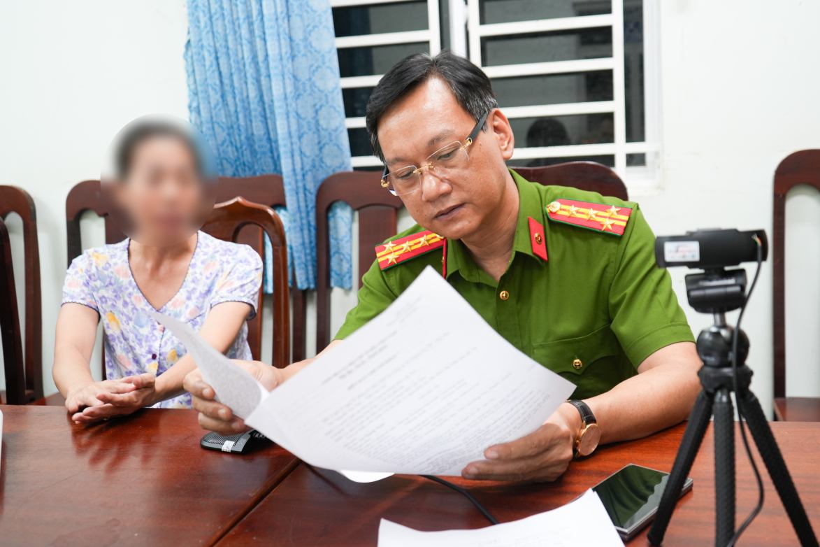 Đại tá Bùi Đức An - Phó Giám đốc Công an TP trực tiếp lấy lời khai V.T.T. Ảnh: Công an Cần Thơ