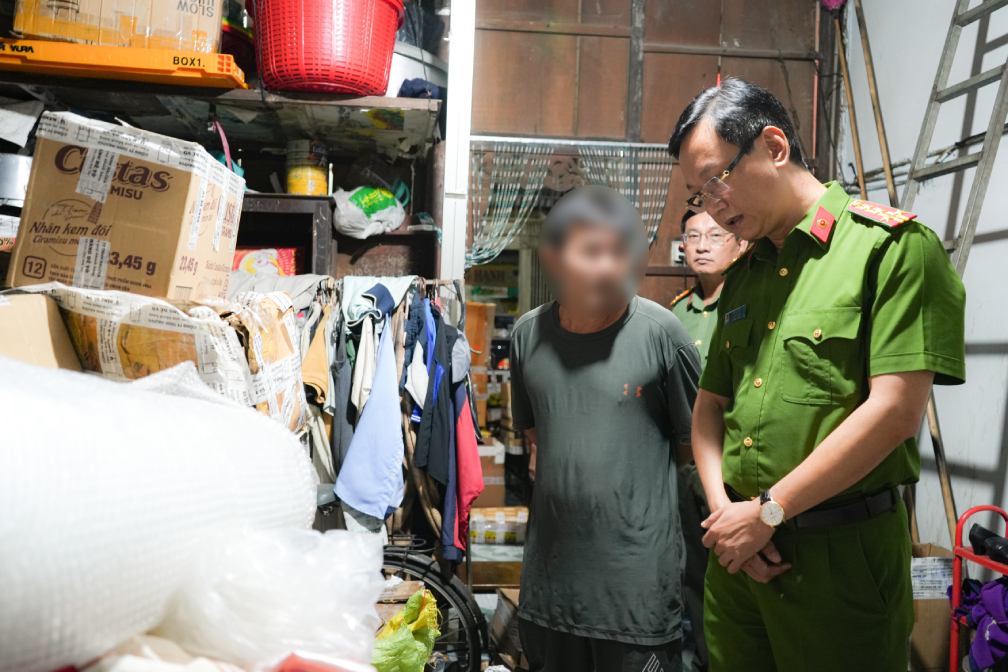 Đại tá Bùi Đức An - Phó Giám đốc Công an TP trực tiếp khám xét tại nhà L.V.H. Ảnh: Công an Cần Thơ