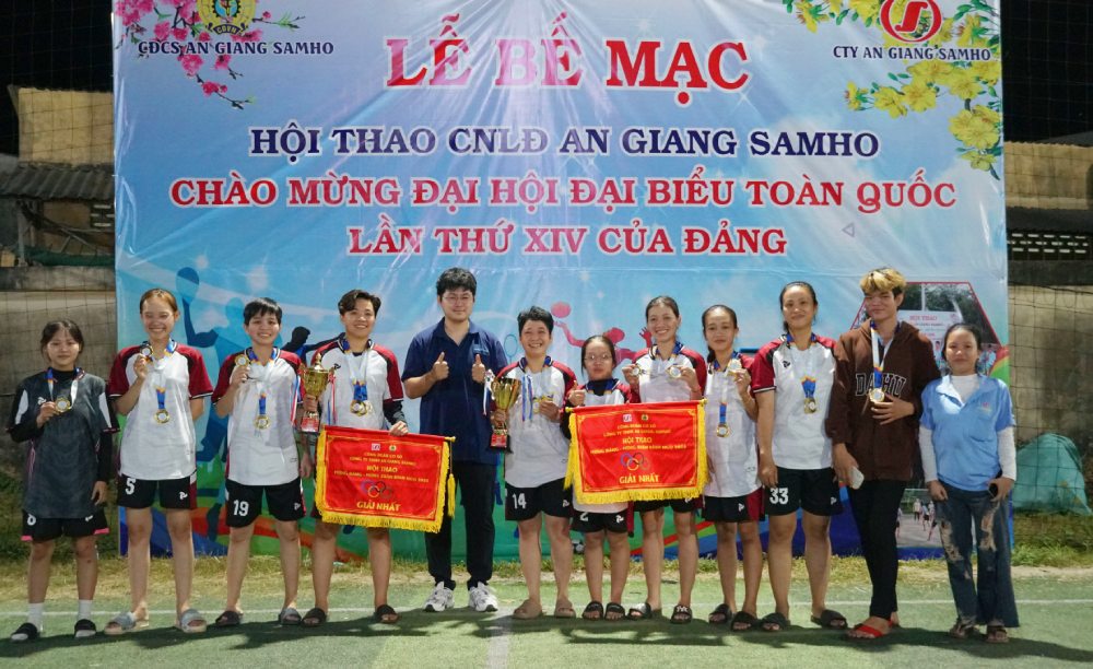 Ban Tổ chức trao cúp vô địch môn bóng đá nữ tại hội thao công nhân lao động An Giang Samho. Ảnh: Cẩm Tú