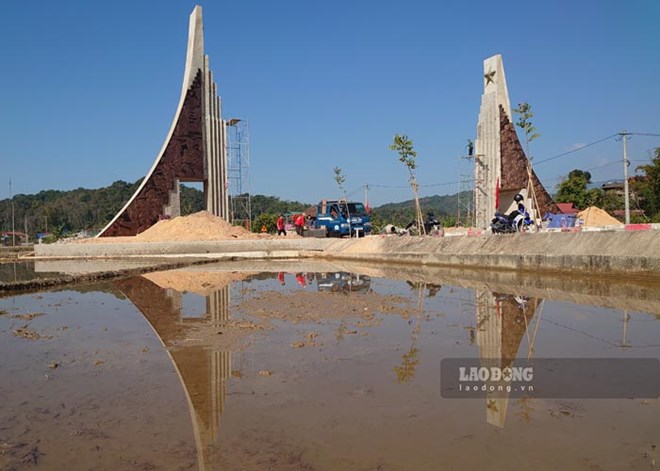 Cận cảnh cổng chào 7,5 tỉ đồng vào khu di tích Mường Phăng ở Điện Biên