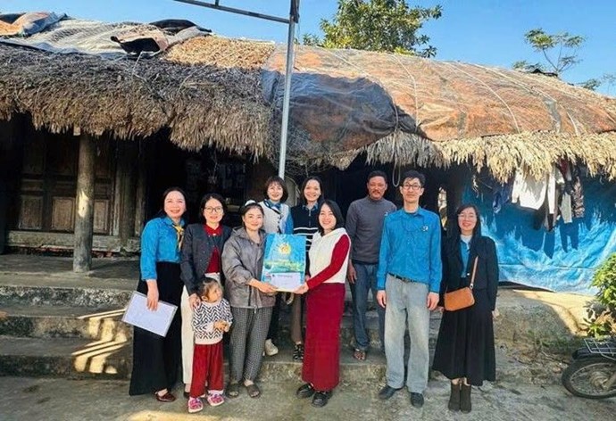 Công đoàn Giầy Annora Việt Nam thăm, tặng quà 10 gia đình khó khăn