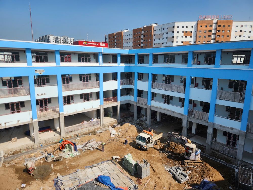 Ngôi trường cao 4 tầng với quy mô 30 phòng học và các phòng chức năng đã lộ rõ hình hài. Ảnh: Anh Tú