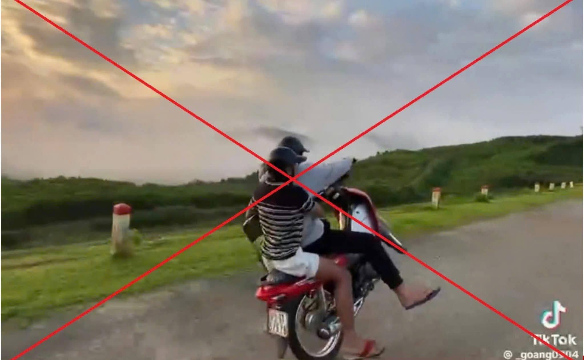 Clip ghi lại cảnh nhóm thanh thiếu niên điều khiển xe gắn máy bốc đầu, sau đó phương tiện lao xuống khu vực bờ đập phụ thuộc Thủy điện Sông Tranh 2. Ảnh: CATP