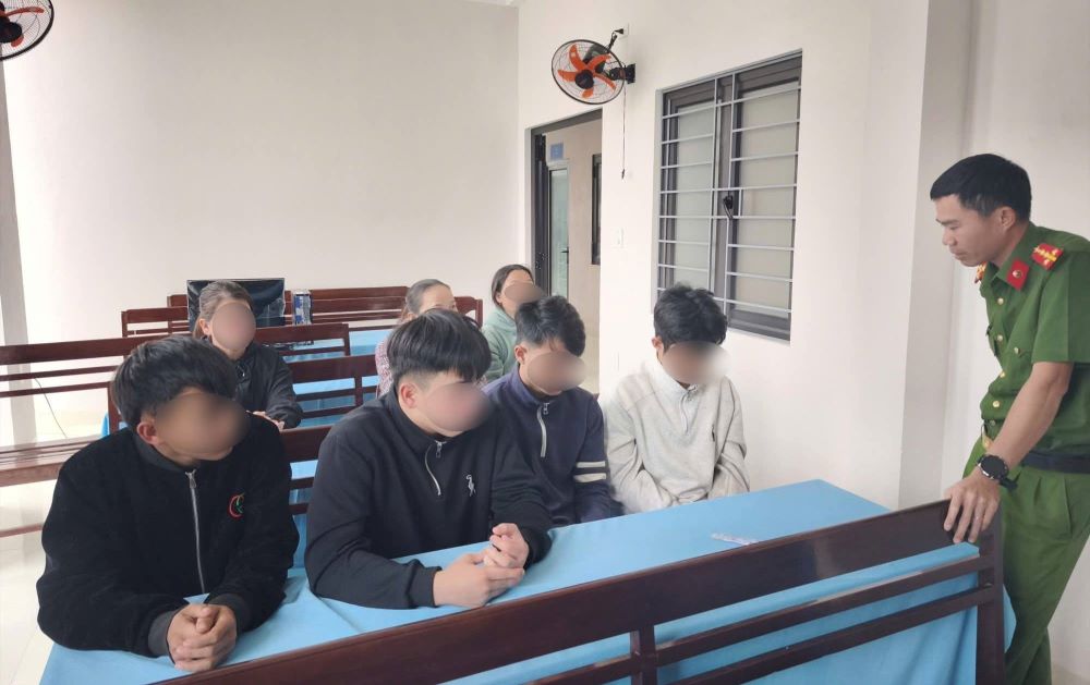 Công an xã Trà Đốc (TP Đà Nẵng) mời 4 thanh thiếu niên xuất hiện trong đoạn clip cùng phụ huynh đến làm việc. Ảnh: CATP