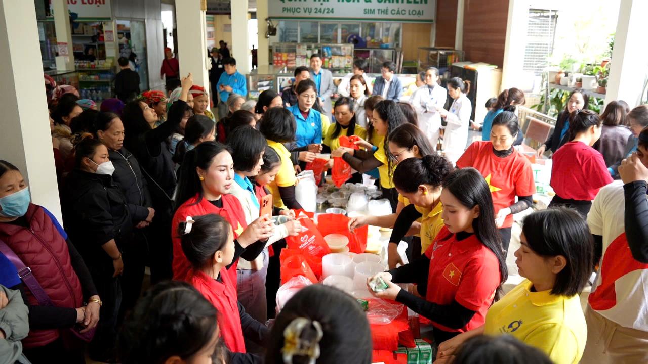 Rất đông bệnh nhân có hoàn cảnh khó khăn được phát quà miễn phí. Ảnh: Văn Đức